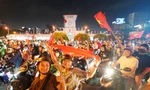 Fans von Ho-Chi-Minh-Stadt färbten den Ben-Thanh-Markt und die zentralen Straßen rot