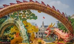 Ngắm 3 linh vật rồng khổng lồ uốn lượn ở đường hoa Nguyễn Huệ trước giờ mở cửa