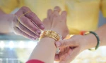Giá vàng 'biến động ngược', người dân tấp nập mua vàng lấy may ngày vía Thần tài