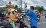 Xúc động hình ảnh phát nước, bánh mì cho dòng người trở lại TPHCM sau Tết