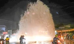 Nước bất ngờ phun xối xả như 'vòi rồng' trên đường ở Long An 