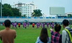 Đội tuyển Việt Nam đổi sân tập, HLV Park Hang-seo 'xả cửa' cho người hâm mộ vào xem 