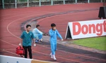 Cậu bé nhặt bóng chấn thương vì bảng quảng cáo đè trúng mặt