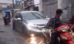 CLIP: Mưa như trút, nhiều nơi ở TPHCM chìm trong biển nước