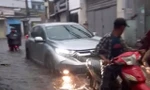 CLIP: Mưa như trút, nhiều nơi ở TPHCM chìm trong biển nước
