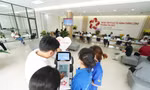Đến phường, được robot mời nước, kẹo và đưa đi làm thủ tục