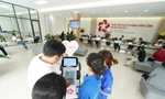 Đến phường, được robot mời nước, kẹo và đưa đi làm thủ tục