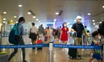 Ngày đầu kỳ nghỉ lễ, sân bay Tân Sơn Nhất đông khách nhưng không tắc