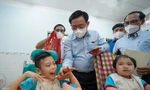 Chủ tịch Quốc hội Vương Đình Huệ thăm trẻ em khuyết tật tại TPHCM