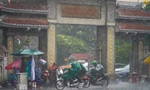 Mưa trắng trời ở TPHCM, nhiều người không kịp trở tay