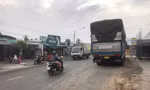 Ô tô tải nối đuôi dài cả cây số, tai nạn rình rập trên Quốc lộ 62