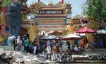 Người dân đội nắng tới ngôi chùa nằm giữa sông ở TPHCM 