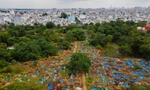 Vì sao hàng nghìn ngôi mộ trong Nghĩa trang Bình Hưng Hoà chưa thể di dời