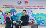 Nhà báo Lê Xuân Sơn - Tổng biên tập báo Tiền Phong, tặng quà lưu niệm cho đoàn thanh niên Cuba. (Ảnh: Trọng Tài)
