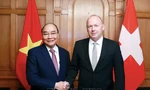 Chủ tịch Hội đồng Quốc gia Liên bang Thụy Sĩ Andreas Aebi tiếp đón Chủ tịch nước Nguyễn Xuân Phúc. (Ảnh: TTXVN)