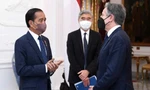 Tổng thống Indonesia Joko Widodo (trái) trong cuộc tiếp Ngoại trưởng Mỹ Antony Blinken (phải)