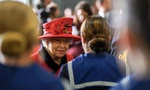 Nữ hoàng Anh Elizabeth thăm các thuỷ thủ và nhân viên trên tàu sân bay HMS Queen Elizabeth. (Ảnh: Bộ Quốc phòng Anh)