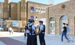 Cảnh sát đi tuần trên đường phố Tân Cương. (Ảnh: Kyoto)
