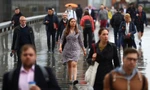 Người dân đi qua cầu London ngày 6/7. (Ảnh: Reuters)