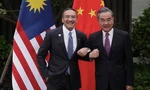 Ngoại trưởng Malaysia Hishammuddin Hussein trong cuộc gặp người đồng cấp Trung Quốc Vương Nghị. (Ảnh: Reuters)
