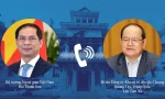 Bộ trưởng Bùi Thanh Sơn và Bí thư Đảng ủy Khu Tự trị dân tộc Choang Quảng Tây Lu Xinshe. (Ảnh: Mofa)