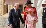 Nữ hoàng Anh cùng Tổng thống Mỹ Joe Biden và Phu nhân đi vào trong cung điện. (Ảnh: Reuters)