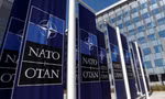 Logo của NATO trước trụ sở của liên minh ở Brussels, Bỉ. (Ảnh: Reuters)