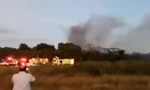 Khói bốc lên từ hiện trường chiếc máy bay rơi. (Ảnh: CNN)