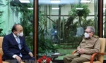 Chủ tịch nước Nguyễn Xuân Phúc chào Lãnh tụ cách mạng Cuba, Đại tướng Raul Castro Ruz. (Ảnh: TTXVN) 