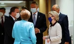 Các lãnh đạo EU bên lề cuộc họp ngày 24/6. (Ảnh: Reuters)