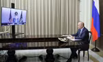 Tổng thống Nga Vladimir Putin trong cuộc gặp trực tuyến với người đồng cấp Mỹ Joe Biden. (Ảnh: Reuters)