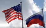 Quốc kỳ của Mỹ (trái) và Nga. (Ảnh: Reuter)