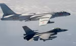 Một chiếc F-16 của Đài Loan bay gần máy bay ném bom H-16 của Bắc Kinh hồi tháng 2/2020. (Ảnh: AP)