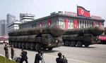 Tên lửa được đưa xuống phố trong một cuộc diễu binh của Triều Tiên. (Ảnh: AP)