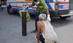 Nhiều bệnh nhân COVID-19 đã không còn bình oxy để thở. (Ảnh: Reuters)