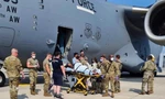 Sản phụ được đưa ra khỏi chiếc máy bay vận tải C-17 ngày 21/8. (Ảnh: Không quân Mỹ)