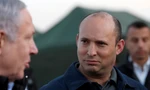 Ông Naftali Bennett (giữa) đứng cạnh Thủ tướng Nentanyahu. (Ảnh: Reuters)