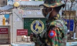 Bên ngoài trụ sở ngân hàng trung ương Myanmar. (Ảnh: Reuters)