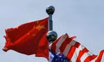 Quốc ký Mỹ và Trung Quốc. (Ảnh: Reuters)