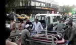 Một người bị thương trong đợt tấn công ở sân bay Kabul được đưa đến bệnh viện. (Ảnh: Reuters)