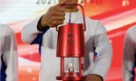 Một cây đèn mang biểu tượng Olympic Bắc Kinh. (Ảnh: Reuters)