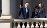 Tổng thống Hàn Quốc Moon Jae-in và Phó Tổng thống Mỹ Kamala Harris nói chuyện trên ban công toà nhà hành pháp Eisenhower trong khu Nhà Trắng ngày 21/5. (Ảnh: AP)
