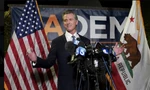 Chú thích ảnh: Thống đốc California Gavin Newsom phát biểu trước các phóng viên sau khi chiến thắng trong cuộc bầu cử được tổ chức nhằm bãi nhiệm ông. (ảnh: AP)