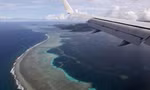 Chiếc máy bay chở cựu Ngoại trưởng Mỹ Mike Pompeo chuẩn bị hạ cánh xuống sân bay ở Micronesia hồi tháng 8/2019. (Ảnh: Reuters)