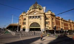 Đường phố vắng vẻ ở Melbourne ngày 1/9. (Ảnh: CNN)