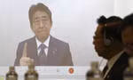 Cựu Thủ tướng Nhật Shinzo Abe phát biểu tại diễn đàn ngày 1/12. (Ảnh: AP)