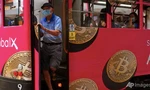 Một xe buýt ở Hong Kong dán quảng cáo cho Bitcoin. (Ảnh: AP)