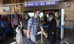 Du khách đến sân bay Ben Gurion của Israel hồi tháng 5. (Ảnh: Reuters)