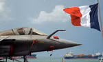 Tiêm kích Rafale đậu trên tàu sân bay Charles de Gaulle trong chuyến thăm Singapore năm 2019. (Ảnh: Reuters) 