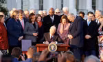 Khoảnh khắc vui mừng của cả hai đảng Mỹ khi ông Biden ký dự luật hạ tầng thành luật. (Ảnh: Reuters)